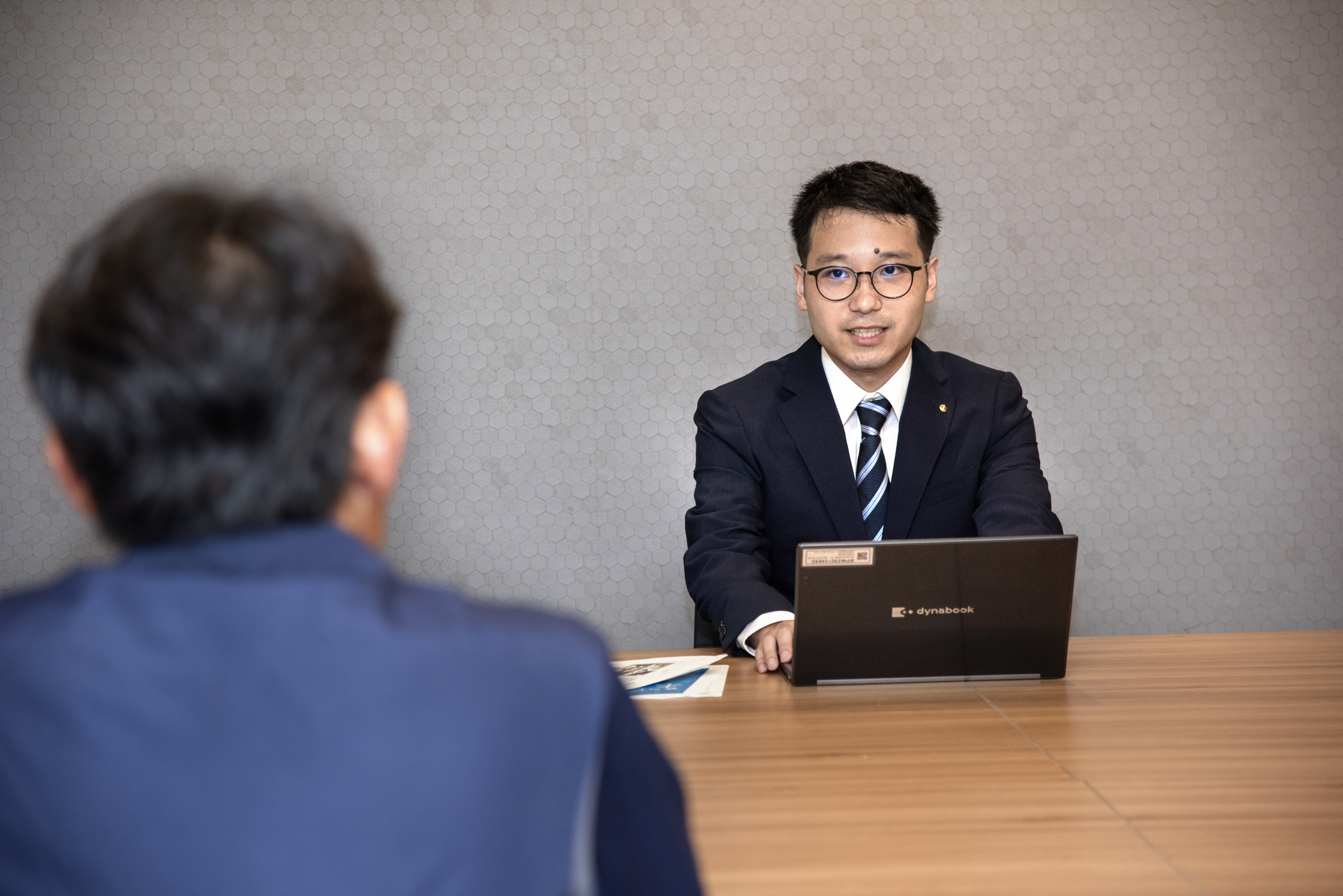 フロント社員